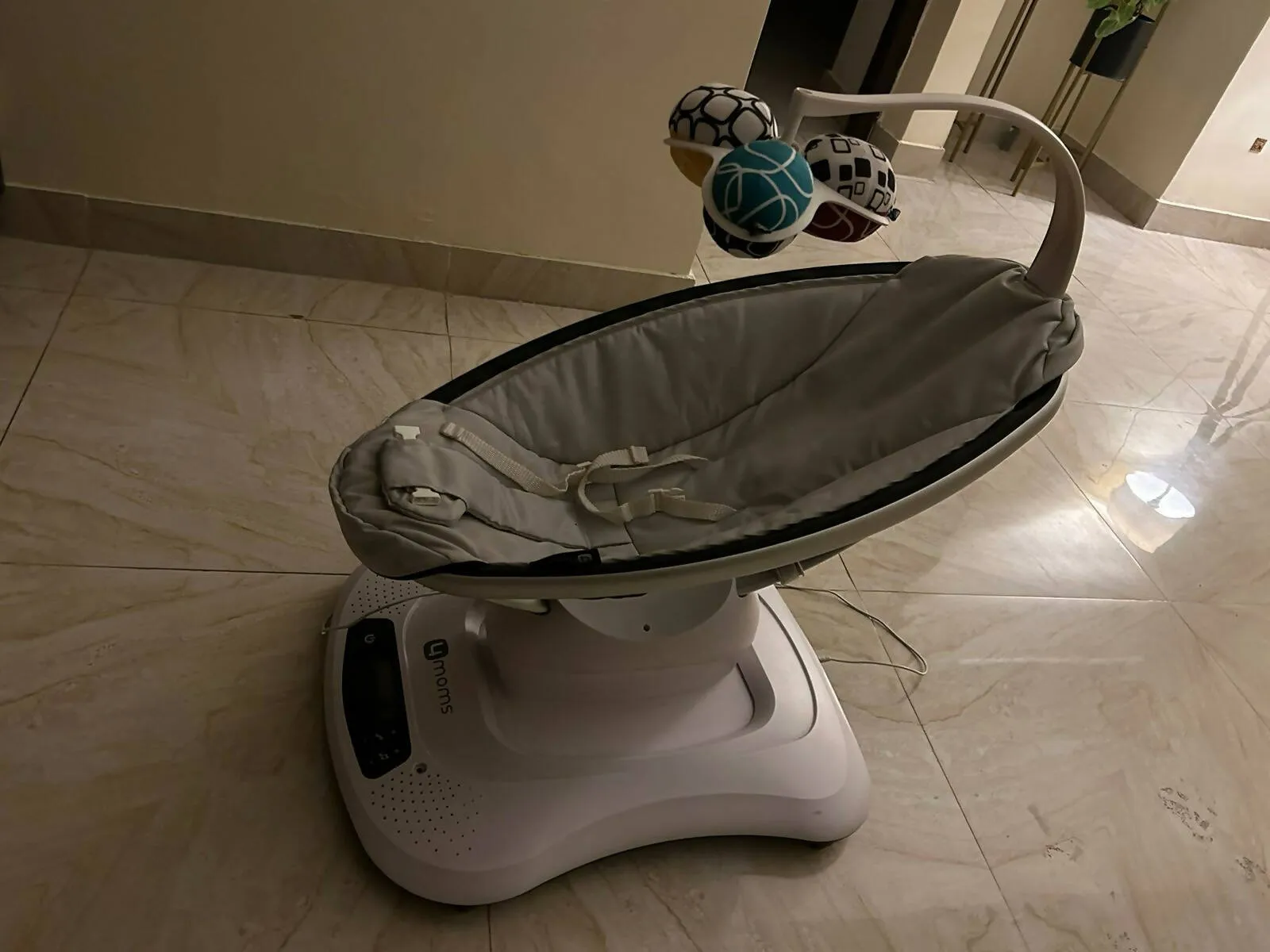 4 MOMS Mamaroo Electronic Swing