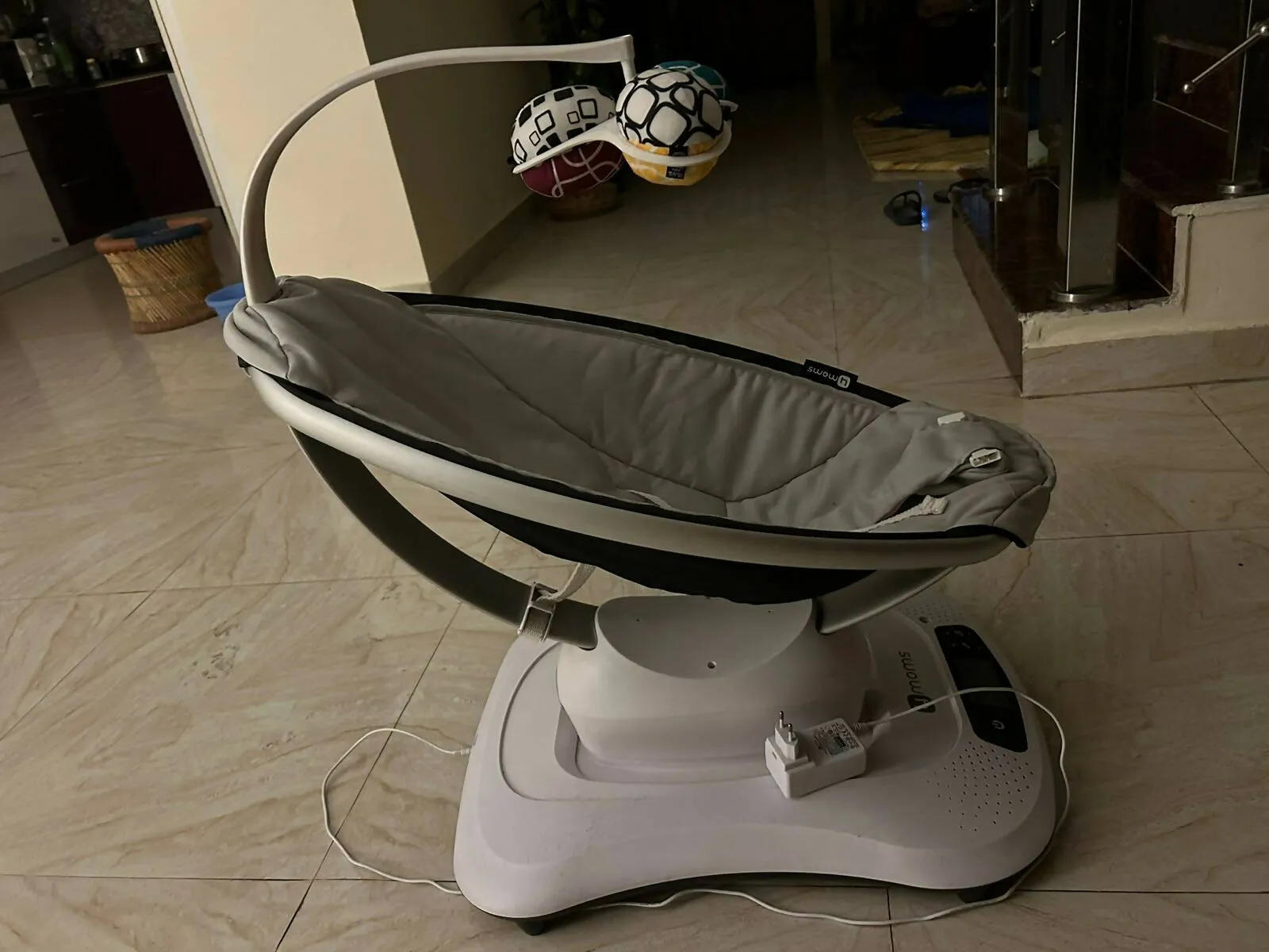 4 MOMS Mamaroo Electronic Swing