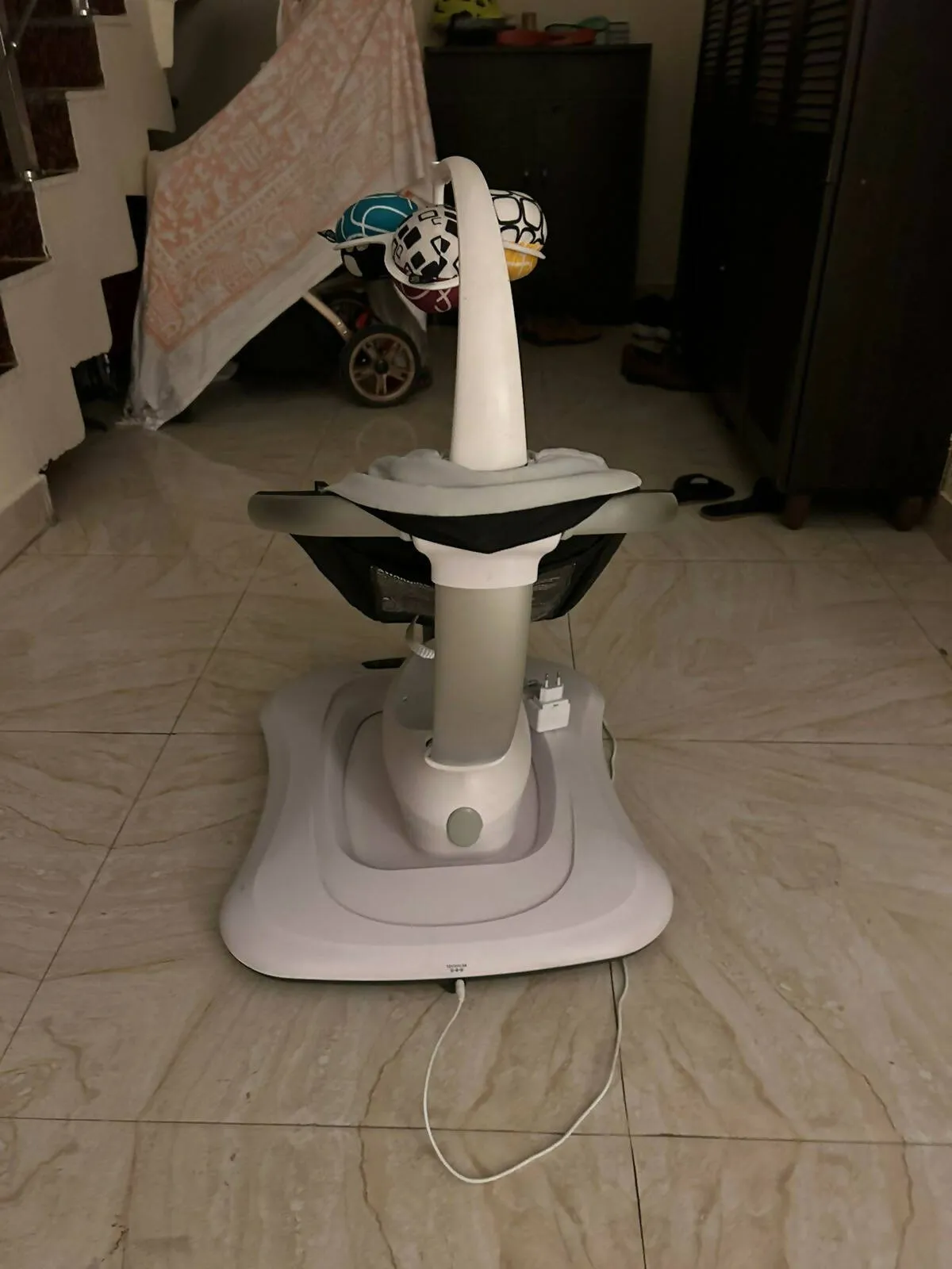 4 MOMS Mamaroo Electronic Swing
