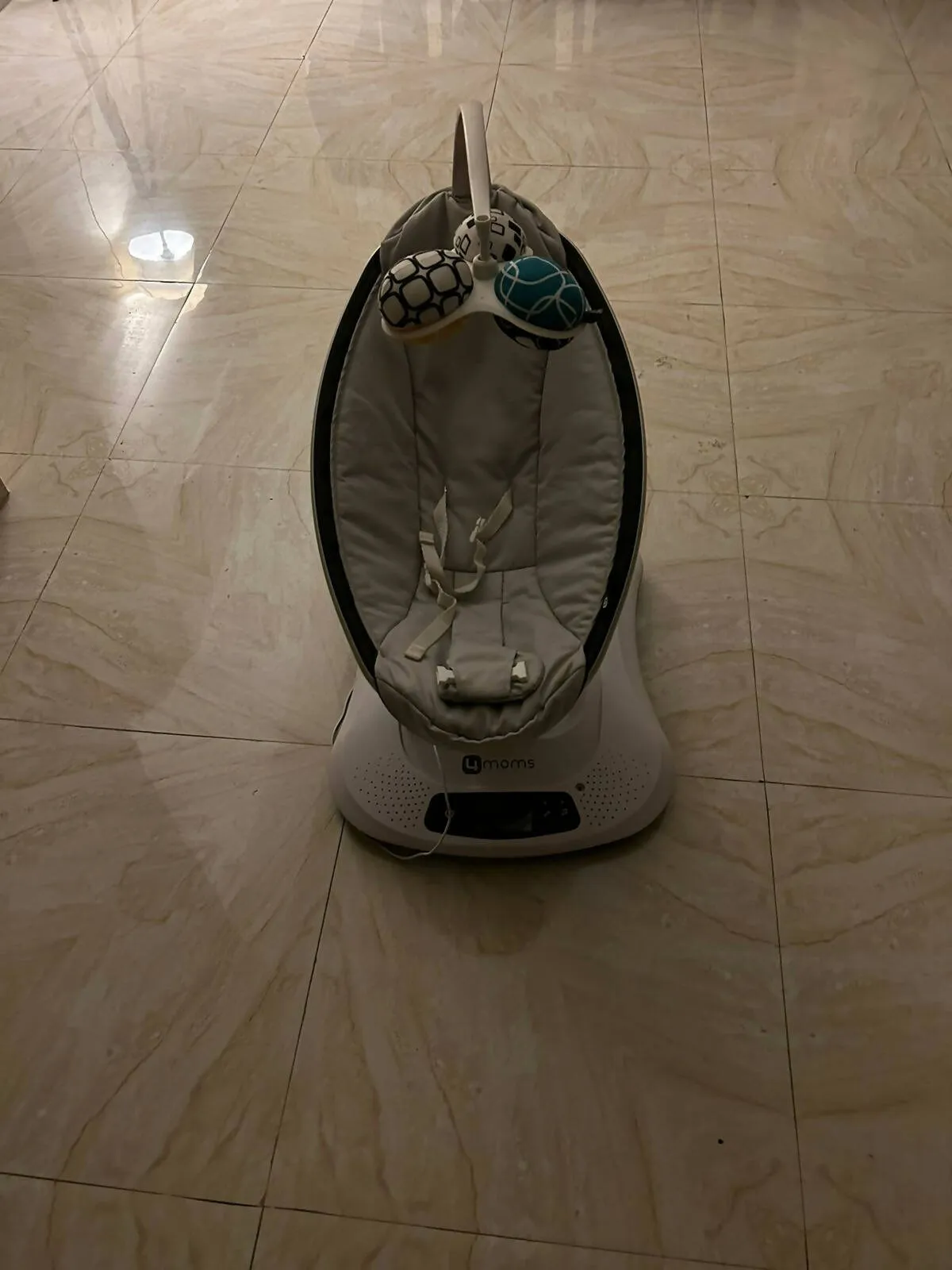 4 MOMS Mamaroo Electronic Swing